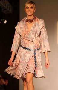 24-03-2008 SHOWBIZZ; SHEILA DE VRIES VOORJAAR EN ZOMERCOLLECTIE 2008. Aloha was de titel van haar pret a couture collectie in het Hilton Amsterdam. Vele prachtige Kaftan jurken, Chiffon avondjurken, cocktailjurkjes van prachtige zijde, wijde palazzo broeken gecombineerd met  fluorescerende  satijn zijde blouses en grote bloempatronen jurken met veel paarlemoer en met oog verblindende glans effecten. Het was ook vooral veel kleur en erg zomers. Deze collectie heeft de sfeer van zon, strand, zee en feestjes tegelijk. Nu maar hopen op een mooie zomer, en anders kunt u altijd nog met deze collectie naar Hawai.
foto: Albert den Iseger