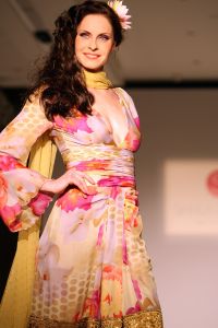 24-03-2008 SHOWBIZZ; SHEILA DE VRIES VOORJAAR EN ZOMERCOLLECTIE 2008. Aloha was de titel van haar pret a couture collectie in het Hilton Amsterdam. Vele prachtige Kaftan jurken, Chiffon avondjurken, cocktailjurkjes van prachtige zijde, wijde palazzo broeken gecombineerd met  fluorescerende  satijn zijde blouses en grote bloempatronen jurken met veel paarlemoer en met oog verblindende glans effecten. Het was ook vooral veel kleur en erg zomers. Deze collectie heeft de sfeer van zon, strand, zee en feestjes tegelijk. Nu maar hopen op een mooie zomer, en anders kunt u altijd nog met deze collectie naar Hawai.
foto: Albert den Iseger