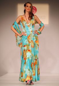 24-03-2008 SHOWBIZZ; SHEILA DE VRIES VOORJAAR EN ZOMERCOLLECTIE 2008. Aloha was de titel van haar pret a couture collectie in het Hilton Amsterdam. Vele prachtige Kaftan jurken, Chiffon avondjurken, cocktailjurkjes van prachtige zijde, wijde palazzo broeken gecombineerd met  fluorescerende  satijn zijde blouses en grote bloempatronen jurken met veel paarlemoer en met oog verblindende glans effecten. Het was ook vooral veel kleur en erg zomers. Deze collectie heeft de sfeer van zon, strand, zee en feestjes tegelijk. Nu maar hopen op een mooie zomer, en anders kunt u altijd nog met deze collectie naar Hawai.
foto: Albert den Iseger