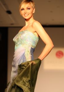 24-03-2008 SHOWBIZZ; SHEILA DE VRIES VOORJAAR EN ZOMERCOLLECTIE 2008. Aloha was de titel van haar pret a couture collectie in het Hilton Amsterdam. Vele prachtige Kaftan jurken, Chiffon avondjurken, cocktailjurkjes van prachtige zijde, wijde palazzo broeken gecombineerd met  fluorescerende  satijn zijde blouses en grote bloempatronen jurken met veel paarlemoer en met oog verblindende glans effecten. Het was ook vooral veel kleur en erg zomers. Deze collectie heeft de sfeer van zon, strand, zee en feestjes tegelijk. Nu maar hopen op een mooie zomer, en anders kunt u altijd nog met deze collectie naar Hawai.
foto: Albert den Iseger
