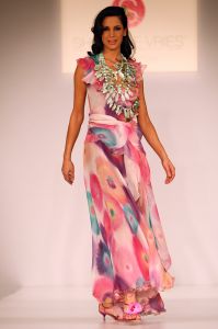 24-03-2008 SHOWBIZZ; SHEILA DE VRIES VOORJAAR EN ZOMERCOLLECTIE 2008. Aloha was de titel van haar pret a couture collectie in het Hilton Amsterdam. Vele prachtige Kaftan jurken, Chiffon avondjurken, cocktailjurkjes van prachtige zijde, wijde palazzo broeken gecombineerd met  fluorescerende  satijn zijde blouses en grote bloempatronen jurken met veel paarlemoer en met oog verblindende glans effecten. Het was ook vooral veel kleur en erg zomers. Deze collectie heeft de sfeer van zon, strand, zee en feestjes tegelijk. Nu maar hopen op een mooie zomer, en anders kunt u altijd nog met deze collectie naar Hawai.
foto: Albert den Iseger