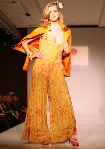 24-03-2008 SHOWBIZZ; SHEILA DE VRIES VOORJAAR EN ZOMERCOLLECTIE 2008. Aloha was de titel van haar pret a couture collectie in het Hilton Amsterdam. Vele prachtige Kaftan jurken, Chiffon avondjurken, cocktailjurkjes van prachtige zijde, wijde palazzo broeken gecombineerd met  fluorescerende  satijn zijde blouses en grote bloempatronen jurken met veel paarlemoer en met oog verblindende glans effecten. Het was ook vooral veel kleur en erg zomers. Deze collectie heeft de sfeer van zon, strand, zee en feestjes tegelijk. Nu maar hopen op een mooie zomer, en anders kunt u altijd nog met deze collectie naar Hawai.
foto: Albert den Iseger