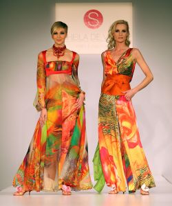 24-03-2008 SHOWBIZZ; SHEILA DE VRIES VOORJAAR EN ZOMERCOLLECTIE 2008. Aloha was de titel van haar pret a couture collectie in het Hilton Amsterdam. Vele prachtige Kaftan jurken, Chiffon avondjurken, cocktailjurkjes van prachtige zijde, wijde palazzo broeken gecombineerd met  fluorescerende  satijn zijde blouses en grote bloempatronen jurken met veel paarlemoer en met oog verblindende glans effecten. Het was ook vooral veel kleur en erg zomers. Deze collectie heeft de sfeer van zon, strand, zee en feestjes tegelijk. Nu maar hopen op een mooie zomer, en anders kunt u altijd nog met deze collectie naar Hawai.
foto: Albert den Iseger