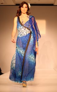 24-03-2008 SHOWBIZZ; SHEILA DE VRIES VOORJAAR EN ZOMERCOLLECTIE 2008. Aloha was de titel van haar pret a couture collectie in het Hilton Amsterdam. Vele prachtige Kaftan jurken, Chiffon avondjurken, cocktailjurkjes van prachtige zijde, wijde palazzo broeken gecombineerd met  fluorescerende  satijn zijde blouses en grote bloempatronen jurken met veel paarlemoer en met oog verblindende glans effecten. Het was ook vooral veel kleur en erg zomers. Deze collectie heeft de sfeer van zon, strand, zee en feestjes tegelijk. Nu maar hopen op een mooie zomer, en anders kunt u altijd nog met deze collectie naar Hawai.
foto: Albert den Iseger