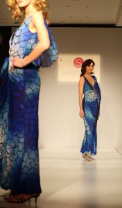 24-03-2008 SHOWBIZZ; SHEILA DE VRIES VOORJAAR EN ZOMERCOLLECTIE 2008. Aloha was de titel van haar pret a couture collectie in het Hilton Amsterdam. Vele prachtige Kaftan jurken, Chiffon avondjurken, cocktailjurkjes van prachtige zijde, wijde palazzo broeken gecombineerd met  fluorescerende  satijn zijde blouses en grote bloempatronen jurken met veel paarlemoer en met oog verblindende glans effecten. Het was ook vooral veel kleur en erg zomers. Deze collectie heeft de sfeer van zon, strand, zee en feestjes tegelijk. Nu maar hopen op een mooie zomer, en anders kunt u altijd nog met deze co24-03-2008 SHOWBIZZ; SHEILA DE VRIES VOORJAAR EN ZOMERCOLLECTIE 2008. Aloha was de titel van haar pret a couture collectie in het Hilton Amsterdam. Vele prachtige Kaftan jurken, Chiffon avondjurken, cocktailjurkjes van prachtige zijde, wijde palazzo broeken gecombineerd met  fluorescerende  satijn zijde blouses en grote bloempatronen jurken met veel paarlemoer en met oog verblindende glans effecten. Het was ook vooral veel kleur en erg zomers. Deze collectie heeft de sfeer van zon, strand, zee en feestjes tegelijk. Nu maar hopen op een mooie zomer, en anders kunt u altijd nog met deze collectie naar Hawai.
foto: Albert den Isegerllectie naar Hawai.
foto: Albert den Iseger