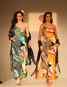 24-03-2008 SHOWBIZZ; SHEILA DE VRIES VOORJAAR EN ZOMERCOLLECTIE 2008. Aloha was de titel van haar pret a couture collectie in het Hilton Amsterdam. Vele prachtige Kaftan jurken, Chiffon avondjurken, cocktailjurkjes van prachtige zijde, wijde palazzo broeken gecombineerd met  fluorescerende  satijn zijde blouses en grote bloempatronen jurken met veel paarlemoer en met oog verblindende glans effecten. Het was ook vooral veel kleur en erg zomers. Deze collectie heeft de sfeer van zon, strand, zee en feestjes tegelijk. Nu maar hopen op een mooie zomer, en anders kunt u altijd nog met deze collectie naar Hawai.
foto: Albert den Iseger