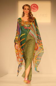 24-03-2008 SHOWBIZZ; SHEILA DE VRIES VOORJAAR EN ZOMERCOLLECTIE 2008. Aloha was de titel van haar pret a couture collectie in het Hilton Amsterdam. Vele prachtige Kaftan jurken, Chiffon avondjurken, cocktailjurkjes van prachtige zijde, wijde palazzo broeken gecombineerd met  fluorescerende  satijn zijde blouses en grote bloempatronen jurken met veel paarlemoer en met oog verblindende glans effecten. Het was ook vooral veel kleur en erg zomers. Deze collectie heeft de sfeer van zon, strand, zee en feestjes tegelijk. Nu maar hopen op een mooie zomer, en anders kunt u altijd nog met deze collectie naar Hawai.
foto: Albert den Iseger