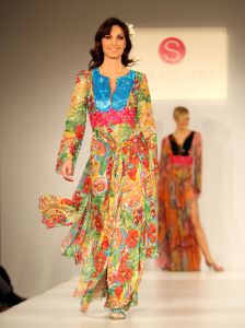 24-03-2008 SHOWBIZZ; SHEILA DE VRIES VOORJAAR EN ZOMERCOLLECTIE 2008. Aloha was de titel van haar pret a couture collectie in het Hilton Amsterdam. Vele prachtige Kaftan jurken, Chiffon avondjurken, cocktailjurkjes van prachtige zijde, wijde palazzo broeken gecombineerd met  fluorescerende  satijn zijde blouses en grote bloempatronen jurken met veel paarlemoer en met oog verblindende glans effecten. Het was ook vooral veel kleur en erg zomers. Deze collectie heeft de sfeer van zon, strand, zee en feestjes tegelijk. Nu maar hopen op een mooie zomer, en anders kunt u altijd nog met deze collectie naar Hawai.
foto: Albert den Iseger