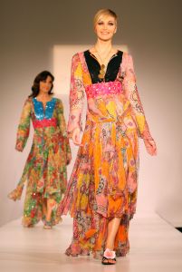 24-03-2008 SHOWBIZZ; SHEILA DE VRIES VOORJAAR EN ZOMERCOLLECTIE 2008. Aloha was de titel van haar pret a couture collectie in het Hilton Amsterdam. Vele prachtige Kaftan jurken, Chiffon avondjurken, cocktailjurkjes van prachtige zijde, wijde palazzo broeken gecombineerd met  fluorescerende  satijn zijde blouses en grote bloempatronen jurken met veel paarlemoer en met oog verblindende glans effecten. Het was ook vooral veel kleur en erg zomers. Deze collectie heeft de sfeer van zon, strand, zee en feestjes tegelijk. Nu maar hopen op een mooie zomer, en anders kunt u altijd nog met deze collectie naar Hawai.
foto: Albert den Iseger