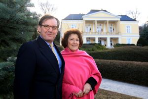 18-02-2008 POLITIEK; NEDERLANDS EN VLAAMSE CULTUURINVASIE IN HONGARIJE. De Hongaarse hoofdstad Budapest is tot 12 Maart het bruisende middelpunt van Nederlandse en Vlaamse cultuurmanifestaties. Prinses Margriet zo de opening verrichten maar belde helaas af in verband met ziekte. Prof.Mr. Pieter van Vollenhoven nam de honneus met verve waar. Tal van genodigden uit Belgie-Nederland en Hongarijewaren aanwezig. Addy van de Krommenacker gaf een daverende modeshow en Emily Bouwman glinsterende de gehele avond het was voor haar de  eerste Hongaarse produktie die vlekkeloos verliep.
foto: Albert den Iseger.