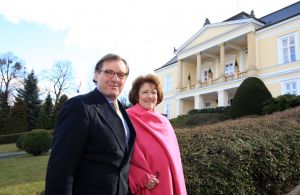 18-02-2008 POLITIEK; NEDERLANDS EN VLAAMSE CULTUURINVASIE IN HONGARIJE. De Hongaarse hoofdstad Budapest is tot 12 Maart het bruisende middelpunt van Nederlandse en Vlaamse cultuurmanifestaties. Prinses Margriet zo de opening verrichten maar belde helaas af in verband met ziekte. Prof.Mr. Pieter van Vollenhoven nam de honneus met verve waar. Tal van genodigden uit Belgie-Nederland en Hongarijewaren aanwezig. Addy van de Krommenacker gaf een daverende modeshow en Emily Bouwman glinsterende de gehele avond het was voor haar de  eerste Hongaarse produktie die vlekkeloos verliep.
foto: Albert den Iseger.