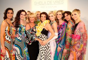24-03-2008 SHOWBIZZ; SHEILA DE VRIES VOORJAAR EN ZOMERCOLLECTIE 2008. Aloha was de titel van haar pret a couture collectie in het Hilton Amsterdam. Vele prachtige Kaftan jurken, Chiffon avondjurken, cocktailjurkjes van prachtige zijde, wijde palazzo broeken gecombineerd met fluorescerende satijn zijde blouses en grote bloempatronen jurken met veel paarlemoer en met oog verblindende glans effecten. Het was ook vooral veel kleur en erg zomers. Deze collectie heeft de sfeer van zon, strand, zee en feestjes tegelijk. Nu maar hopen op een mooie zomer, en anders kunt u altijd nog met deze collectie naar Hawai.
foto: Albert den Iseger