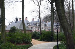 12-03-2008 SHOWBIZZ; TATJANA SIMIC HEEFT NWE LIEFDE GEVONDEN IN BELGIE.
Ronnie Rosenbaum heet de nieuwe liefde van Tatjana Simic, en woont in een heus kasteel in Belgie, waar Tatjana al menigmaal is gespot. Na Chris Luken en Marcel Boekhoorn is nu Ronnie Rosenbaum de gelukkige. Ronnie is oa. eigenaar van de Sting keten in Nederland en goed voor meer dan 110 miljoen volgens de Quote 500.
foto: Albert den Iseger.