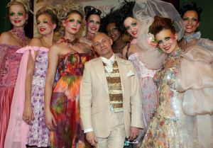 10-03-2008 SHOWBIZZ; RONALD KOLK ZORGT VOOR WINTERTUIN VOL MET ZOMERKLEUREN. De voorjaarsmode van 2008 van Ronald Kolk is echt niet te kleurig,te uitbundig of te exorbitant. Nee het brengt juist blijschap en vreugde bij zijn klanten. Het was niet weer alleen een modeshow, wederom spectacle,actie en voor vele een feestelijk avondje uit met prachtige mode.
foto: Albert den Iseger