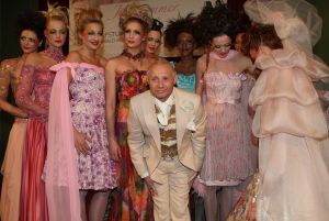 10-03-2008 SHOWBIZZ; RONALD KOLK ZORGT VOOR WINTERTUIN VOL MET ZOMERKLEUREN. De voorjaarsmode van 2008 van Ronald Kolk is echt niet te kleurig,te uitbundig of te exorbitant. Nee het brengt juist blijschap en vreugde bij zijn klanten. Het was niet weer alleen een modeshow, wederom spectacle,actie en voor vele een feestelijk avondje uit met prachtige mode.
foto: Albert den Iseger