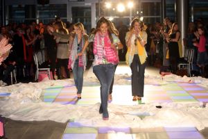 17-03-2008 SHOWBIZZ; DANI BLESS TOVERDE MET VELE KLEUREN OP MODESHOW IN EXPO AMSTERDAM. Dani Bless de styliste van vele bekende Nederlanders toverde met vele kleuren en creaties op haar voorjaarsmodeshow in Expo Amsterdam. Meer dan 50 jonge modellen showde een keur van bekende ontwerpers en niet alleen kleding maar ook bijzondere schoenen, tassen,shawls en sieraden. Het was weer een kleurig modefeestje en vele klanten van Dani waren ook aanwezig oa. Silvie Meis, Daniel Overgaag, Leontine Borsato, Nikki Plessen, Estelle Gullit en Jan en Monique des Bouvrie en vele anderen. 
foto: Albert den Iseger.