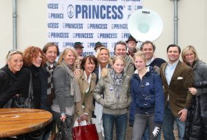 01-04-2009 SHOWBIZZ; 1000 PRIVE LEZERS HADDEN VEEL PLEZIER IN PRETPARK DE EFTELING. Afgelopen zondag organiseerde Princess een dagje uit in de Efteling. Meer dan 1000 Prive lezers waren ook uitgenodigd om een dagje te genieten van de meest spannende attracties van de Efteling. Gastheer Aad Ouborg had in totaal meer dan 19000 mensen uitgenodigd om te gaan genieten van alle plezier wat de Efteling te bieden heeft voor jong en oud. Het zonnetje scheen en het was prachtig weer om samen met talloze BNers op de foto te gaan. De wachttijden waren soms te lang bij de attracties maar je hoorde er niemand over klagen. De meeste mensen gingen naar huis met een foto van een van de BNers en dat alleen al maakte hun dag tot een onvergetelijke.
foto: Albert den Iseger.
