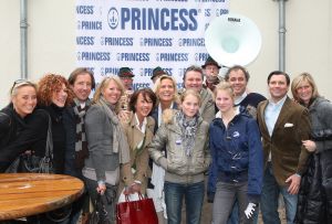 01-04-2009 SHOWBIZZ; 1000 PRIVE LEZERS HADDEN VEEL PLEZIER IN PRETPARK DE EFTELING. Afgelopen zondag organiseerde Princess een dagje uit in de Efteling. Meer dan 1000 Prive lezers waren ook uitgenodigd om een dagje te genieten van de meest spannende attracties van de Efteling. Gastheer Aad Ouborg had in totaal meer dan 19000 mensen uitgenodigd om te gaan genieten van alle plezier wat de Efteling te bieden heeft voor jong en oud. Het zonnetje scheen en het was prachtig weer om samen met talloze BNers op de foto te gaan. De wachttijden waren soms te lang bij de attracties maar je hoorde er niemand over klagen. De meeste mensen gingen naar huis met een foto van een van de BNers en dat alleen al maakte hun dag tot een onvergetelijke.
foto: Albert den Iseger.