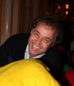 01-04-2009 SHOWBIZZ; 1000 PRIVE LEZERS HADDEN VEEL PLEZIER IN PRETPARK DE EFTELING. Afgelopen zondag organiseerde Princess een dagje uit in de Efteling. Meer dan 1000 Prive lezers waren ook uitgenodigd om een dagje te genieten van de meest spannende attracties van de Efteling. Gastheer Aad Ouborg had in totaal meer dan 19000 mensen uitgenodigd om te gaan genieten van alle plezier wat de Efteling te bieden heeft voor jong en oud. Het zonnetje scheen en het was prachtig weer om samen met talloze BNers op de foto te gaan. De wachttijden waren soms te lang bij de attracties maar je hoorde er niemand over klagen. De meeste mensen gingen naar huis met een foto van een van de BNers en dat alleen al maakte hun dag tot een onvergetelijke.
foto: Albert den Iseger.