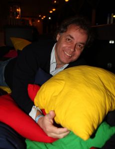 01-04-2009 SHOWBIZZ; 1000 PRIVE LEZERS HADDEN VEEL PLEZIER IN PRETPARK DE EFTELING. Afgelopen zondag organiseerde Princess een dagje uit in de Efteling. Meer dan 1000 Prive lezers waren ook uitgenodigd om een dagje te genieten van de meest spannende attracties van de Efteling. Gastheer Aad Ouborg had in totaal meer dan 19000 mensen uitgenodigd om te gaan genieten van alle plezier wat de Efteling te bieden heeft voor jong en oud. Het zonnetje scheen en het was prachtig weer om samen met talloze BNers op de foto te gaan. De wachttijden waren soms te lang bij de attracties maar je hoorde er niemand over klagen. De meeste mensen gingen naar huis met een foto van een van de BNers en dat alleen al maakte hun dag tot een onvergetelijke.
foto: Albert den Iseger.