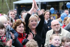 01-04-2009 SHOWBIZZ; 1000 PRIVE LEZERS HADDEN VEEL PLEZIER IN PRETPARK DE EFTELING. Afgelopen zondag organiseerde Princess een dagje uit in de Efteling. Meer dan 1000 Prive lezers waren ook uitgenodigd om een dagje te genieten van de meest spannende attracties van de Efteling. Gastheer Aad Ouborg had in totaal meer dan 19000 mensen uitgenodigd om te gaan genieten van alle plezier wat de Efteling te bieden heeft voor jong en oud. Het zonnetje scheen en het was prachtig weer om samen met talloze BNers op de foto te gaan. De wachttijden waren soms te lang bij de attracties maar je hoorde er niemand over klagen. De meeste mensen gingen naar huis met een foto van een van de BNers en dat alleen al maakte hun dag tot een onvergetelijke.
foto: Albert den Iseger.