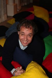 01-04-2009 SHOWBIZZ; 1000 PRIVE LEZERS HADDEN VEEL PLEZIER IN PRETPARK DE EFTELING. Afgelopen zondag organiseerde Princess een dagje uit in de Efteling. Meer dan 1000 Prive lezers waren ook uitgenodigd om een dagje te genieten van de meest spannende attracties van de Efteling. Gastheer Aad Ouborg had in totaal meer dan 19000 mensen uitgenodigd om te gaan genieten van alle plezier wat de Efteling te bieden heeft voor jong en oud. Het zonnetje scheen en het was prachtig weer om samen met talloze BNers op de foto te gaan. De wachttijden waren soms te lang bij de attracties maar je hoorde er niemand over klagen. De meeste mensen gingen naar huis met een foto van een van de BNers en dat alleen al maakte hun dag tot een onvergetelijke.
foto: Albert den Iseger.
