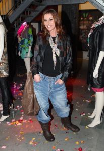 04-03-2009 SHOWBIZZ; JOS VAN RAAK GEEFT DE VOORJAARSMODE 2009 MODE EEN KLEURTJE. Meer dan 600 bezoekers zagen een fleurige en kleurige modeshow rechtstreeks uit de winkels van Jos van Raak uit Amsterdam. Bekenden kopjes sierden de roze catwalk namelijk Tooske Ragas- Georgina Verbaan - Lieke van Lexmond en Irene van der Laar waren deze avond de mannequins van Jos van Raak en brachten de mode op een sierlijke wijze aan de grote schare fans van Jos van Raak zijn mode.
foto: Albert den Iseger04-03-2009 SHOWBIZZ; JOS VAN RAAK GEEFT DE VOORJAARSMODE 2009 MODE EEN KLEURTJE. Meer dan 600 bezoekers zagen een fleurige en kleurige modeshow rechtstreeks uit de winkels van Jos van Raak uit Amsterdam. Bekenden kopjes sierden de roze catwalk namelijk Tooske Ragas- Georgina Verbaan - Lieke van Lexmond en Irene van der Laar waren deze avond de mannequins van Jos van Raak en brachten de mode op een sierlijke wijze aan de grote schare fans van Jos van Raak zijn mode.
foto: Albert den Iseger