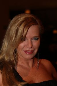 10-03-2009 SHOWBIZZ; MART VISSER LAAT IEDEREEN WEGDROMEN MET ZWOELE ZOMERMODE. Het Amsterdamse Hilton Hotel was weer top de Brood Top gevuld. Iedereen wuifde de zorgen even weg en waande zich in een tropische paradijs met wapperde zomermode. Tal van prominenten waren van de partij oa. Jan en Monique des Bouvrie- Cor en Hansje Boonstra- Hans en Irene Schreuder-Ingrid Staal-Judith Wiersma en natuurlijk Leatitia Griffith. 
foto: Albert den Iseger.
