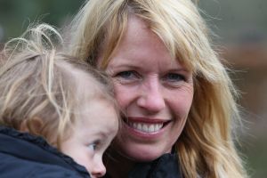 01-04-2009 SHOWBIZZ; 1000 PRIVE LEZERS HADDEN VEEL PLEZIER IN PRETPARK DE EFTELING. Afgelopen zondag organiseerde Princess een dagje uit in de Efteling. Meer dan 1000 Prive lezers waren ook uitgenodigd om een dagje te genieten van de meest spannende attracties van de Efteling. Gastheer Aad Ouborg had in totaal meer dan 19000 mensen uitgenodigd om te gaan genieten van alle plezier wat de Efteling te bieden heeft voor jong en oud. Het zonnetje scheen en het was prachtig weer om samen met talloze BNers op de foto te gaan. De wachttijden waren soms te lang bij de attracties maar je hoorde er niemand over klagen. De meeste mensen gingen naar huis met een foto van een van de BNers en dat alleen al maakte hun dag tot een onvergetelijke.
foto: Albert den Iseger.