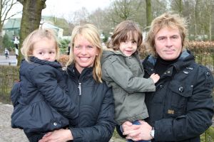 01-04-2009 SHOWBIZZ; 1000 PRIVE LEZERS HADDEN VEEL PLEZIER IN PRETPARK DE EFTELING. Afgelopen zondag organiseerde Princess een dagje uit in de Efteling. Meer dan 1000 Prive lezers waren ook uitgenodigd om een dagje te genieten van de meest spannende attracties van de Efteling. Gastheer Aad Ouborg had in totaal meer dan 19000 mensen uitgenodigd om te gaan genieten van alle plezier wat de Efteling te bieden heeft voor jong en oud. Het zonnetje scheen en het was prachtig weer om samen met talloze BNers op de foto te gaan. De wachttijden waren soms te lang bij de attracties maar je hoorde er niemand over klagen. De meeste mensen gingen naar huis met een foto van een van de BNers en dat alleen al maakte hun dag tot een onvergetelijke.
foto: Albert den Iseger.