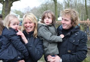01-04-2009 SHOWBIZZ; 1000 PRIVE LEZERS HADDEN VEEL PLEZIER IN PRETPARK DE EFTELING. Afgelopen zondag organiseerde Princess een dagje uit in de Efteling. Meer dan 1000 Prive lezers waren ook uitgenodigd om een dagje te genieten van de meest spannende attracties van de Efteling. Gastheer Aad Ouborg had in totaal meer dan 19000 mensen uitgenodigd om te gaan genieten van alle plezier wat de Efteling te bieden heeft voor jong en oud. Het zonnetje scheen en het was prachtig weer om samen met talloze BNers op de foto te gaan. De wachttijden waren soms te lang bij de attracties maar je hoorde er niemand over klagen. De meeste mensen gingen naar huis met een foto van een van de BNers en dat alleen al maakte hun dag tot een onvergetelijke.
foto: Albert den Iseger.