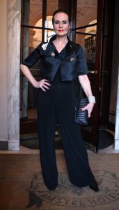 11-03-2009 SHOWBIZZ; FRANS MOLENAAR BRACHT SFEER TERUG IN HAUTE COUTURE COLLECTIE 2009. Het antwoord van Frans op de recessie is Vrolijke kleuren. Elegantie ten top afgelopen zondag in het Amstelhotel. Fleurig was het geheel en dat al voor de 87ste keer in het toch altijd weer zeer benauwde Amstel hotel. Prachtige broekpakken in  pasteltinten en de mooiste mantel pakjes. Sylvia Toth-Maya Meyer-Truus van Gaal en Marjolein van den Berg zatten dik drie kwartier te smullen van al dat moois. Kim Feenstra als de bruid mocht collega mannequin Anja gekleed in smoking  vol op de mond zoenen wat nogal een schok veroorzaakte bij het vooral vrouwelijk publiek, maar sexy was het wel.
foto: Albert den Iseger