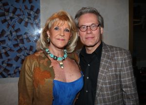 10-03-2009 SHOWBIZZ; MART VISSER LAAT IEDEREEN WEGDROMEN MET ZWOELE ZOMERMODE. Het Amsterdamse Hilton Hotel was weer top de Brood Top gevuld. Iedereen wuifde de zorgen even weg en waande zich in een tropische paradijs met wapperde zomermode. Tal van prominenten waren van de partij oa. Jan en Monique des Bouvrie- Cor en Hansje Boonstra- Hans en Irene Schreuder-Ingrid Staal-Judith Wiersma en natuurlijk Leatitia Griffith. 
foto: Albert den Iseger.