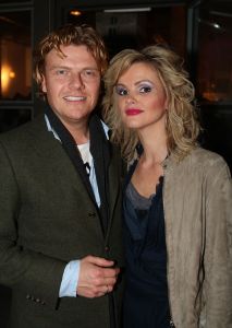 04-03-2009 SHOWBIZZ; JOS VAN RAAK GEEFT DE VOORJAARSMODE 2009 MODE EEN KLEURTJE. Meer dan 600 bezoekers zagen een fleurige en kleurige modeshow rechtstreeks uit de winkels van Jos van Raak uit Amsterdam. Bekenden kopjes sierden de roze catwalk namelijk Tooske Ragas- Georgina Verbaan - Lieke van Lexmond en Irene van der Laar waren deze avond de mannequins van Jos van Raak en brachten de mode op een sierlijke wijze aan de grote schare fans van Jos van Raak zijn mode.
foto: Albert den Iseger