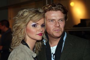 04-03-2009 SHOWBIZZ; JOS VAN RAAK GEEFT DE VOORJAARSMODE 2009 MODE EEN KLEURTJE. Meer dan 600 bezoekers zagen een fleurige en kleurige modeshow rechtstreeks uit de winkels van Jos van Raak uit Amsterdam. Bekenden kopjes sierden de roze catwalk namelijk Tooske Ragas- Georgina Verbaan - Lieke van Lexmond en Irene van der Laar waren deze avond de mannequins van Jos van Raak en brachten de mode op een sierlijke wijze aan de grote schare fans van Jos van Raak zijn mode.
foto: Albert den Iseger