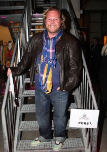 04-03-2009 SHOWBIZZ; JOS VAN RAAK GEEFT DE VOORJAARSMODE 2009 MODE EEN KLEURTJE. Meer dan 600 bezoekers zagen een fleurige en kleurige modeshow rechtstreeks uit de winkels van Jos van Raak uit Amsterdam. Bekenden kopjes sierden de roze catwalk namelijk Tooske Ragas- Georgina Verbaan - Lieke van Lexmond en Irene van der Laar waren deze avond de mannequins van Jos van Raak en brachten de mode op een sierlijke wijze aan de grote schare fans van Jos van Raak zijn mode.
foto: Albert den Iseger