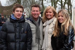01-04-2009 SHOWBIZZ; 1000 PRIVE LEZERS HADDEN VEEL PLEZIER IN PRETPARK DE EFTELING. Afgelopen zondag organiseerde Princess een dagje uit in de Efteling. Meer dan 1000 Prive lezers waren ook uitgenodigd om een dagje te genieten van de meest spannende attracties van de Efteling. Gastheer Aad Ouborg had in totaal meer dan 19000 mensen uitgenodigd om te gaan genieten van alle plezier wat de Efteling te bieden heeft voor jong en oud. Het zonnetje scheen en het was prachtig weer om samen met talloze BNers op de foto te gaan. De wachttijden waren soms te lang bij de attracties maar je hoorde er niemand over klagen. De meeste mensen gingen naar huis met een foto van een van de BNers en dat alleen al maakte hun dag tot een onvergetelijke.
foto: Albert den Iseger.