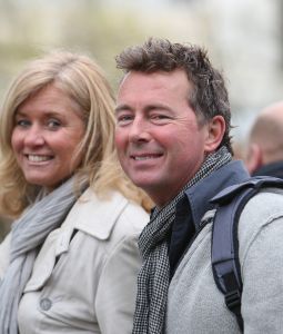 01-04-2009 SHOWBIZZ; 1000 PRIVE LEZERS HADDEN VEEL PLEZIER IN PRETPARK DE EFTELING. Afgelopen zondag organiseerde Princess een dagje uit in de Efteling. Meer dan 1000 Prive lezers waren ook uitgenodigd om een dagje te genieten van de meest spannende attracties van de Efteling. Gastheer Aad Ouborg had in totaal meer dan 19000 mensen uitgenodigd om te gaan genieten van alle plezier wat de Efteling te bieden heeft voor jong en oud. Het zonnetje scheen en het was prachtig weer om samen met talloze BNers op de foto te gaan. De wachttijden waren soms te lang bij de attracties maar je hoorde er niemand over klagen. De meeste mensen gingen naar huis met een foto van een van de BNers en dat alleen al maakte hun dag tot een onvergetelijke.
foto: Albert den Iseger.