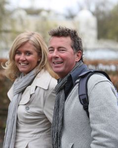 01-04-2009 SHOWBIZZ; 1000 PRIVE LEZERS HADDEN VEEL PLEZIER IN PRETPARK DE EFTELING. Afgelopen zondag organiseerde Princess een dagje uit in de Efteling. Meer dan 1000 Prive lezers waren ook uitgenodigd om een dagje te genieten van de meest spannende attracties van de Efteling. Gastheer Aad Ouborg had in totaal meer dan 19000 mensen uitgenodigd om te gaan genieten van alle plezier wat de Efteling te bieden heeft voor jong en oud. Het zonnetje scheen en het was prachtig weer om samen met talloze BNers op de foto te gaan. De wachttijden waren soms te lang bij de attracties maar je hoorde er niemand over klagen. De meeste mensen gingen naar huis met een foto van een van de BNers en dat alleen al maakte hun dag tot een onvergetelijke.
foto: Albert den Iseger.