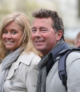 01-04-2009 SHOWBIZZ; 1000 PRIVE LEZERS HADDEN VEEL PLEZIER IN PRETPARK DE EFTELING. Afgelopen zondag organiseerde Princess een dagje uit in de Efteling. Meer dan 1000 Prive lezers waren ook uitgenodigd om een dagje te genieten van de meest spannende attracties van de Efteling. Gastheer Aad Ouborg had in totaal meer dan 19000 mensen uitgenodigd om te gaan genieten van alle plezier wat de Efteling te bieden heeft voor jong en oud. Het zonnetje scheen en het was prachtig weer om samen met talloze BNers op de foto te gaan. De wachttijden waren soms te lang bij de attracties maar je hoorde er niemand over klagen. De meeste mensen gingen naar huis met een foto van een van de BNers en dat alleen al maakte hun dag tot een onvergetelijke.
foto: Albert den Iseger.