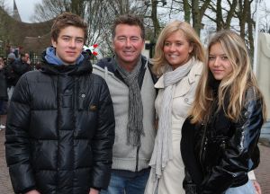 01-04-2009 SHOWBIZZ; 1000 PRIVE LEZERS HADDEN VEEL PLEZIER IN PRETPARK DE EFTELING. Afgelopen zondag organiseerde Princess een dagje uit in de Efteling. Meer dan 1000 Prive lezers waren ook uitgenodigd om een dagje te genieten van de meest spannende attracties van de Efteling. Gastheer Aad Ouborg had in totaal meer dan 19000 mensen uitgenodigd om te gaan genieten van alle plezier wat de Efteling te bieden heeft voor jong en oud. Het zonnetje scheen en het was prachtig weer om samen met talloze BNers op de foto te gaan. De wachttijden waren soms te lang bij de attracties maar je hoorde er niemand over klagen. De meeste mensen gingen naar huis met een foto van een van de BNers en dat alleen al maakte hun dag tot een onvergetelijke.
foto: Albert den Iseger.