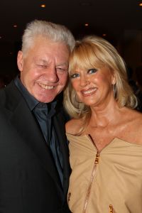04-03-2009 SHOWBIZZ; PAUL SCHULTEN BRENGT DE ZOMER NAAR U TOE. Paul Schulten bracht alvast een stukje zomer naar het Amsterdamse Okura hotel toe. De modeontwerper bracht als eerste zijn voorjaarsmode op de catwalk. Paul vertelde op de catwalk heel relaxt over zijn inspiratie die hij op deed in mediterrane gebieden als Zuid Frankrijk-Spanje-Italie en steden als Parijs en Milaan. Zijn nieuwe creaties zijn fleurig en doen verlangen naar een mooie zomer. Elegante mantel en broekpakken en stijlvolle avondjurken gedecoreerd met prachtige sieraden van Otuzu. Paul zette voor bekend Nederland alvast de zomersfeer neer  en omringd door zijn mannequins toonde Paul zich een creatief mode ontwerper. Vele bekenden waren naar het Okura gekomen oa. Bram en Marjon Bakker-Patricia Paay-Hank Heijn-Ans Markus en natuurlijk ontbrak Maik de Boer niet.
foto: Albert den Iseger.