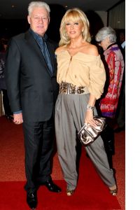 04-03-2009 SHOWBIZZ; PAUL SCHULTEN BRENGT DE ZOMER NAAR U TOE. Paul Schulten bracht alvast een stukje zomer naar het Amsterdamse Okura hotel toe. De modeontwerper bracht als eerste zijn voorjaarsmode op de catwalk. Paul vertelde op de catwalk heel relaxt over zijn inspiratie die hij op deed in mediterrane gebieden als Zuid Frankrijk-Spanje-Italie en steden als Parijs en Milaan. Zijn nieuwe creaties zijn fleurig en doen verlangen naar een mooie zomer. Elegante mantel en broekpakken en stijlvolle avondjurken gedecoreerd met prachtige sieraden van Otuzu. Paul zette voor bekend Nederland alvast de zomersfeer neer  en omringd door zijn mannequins toonde Paul zich een creatief mode ontwerper. Vele bekenden waren naar het Okura gekomen oa. Bram en Marjon Bakker-Patricia Paay-Hank Heijn-Ans Markus en natuurlijk ontbrak Maik de Boer niet.
foto: Albert den Iseger.