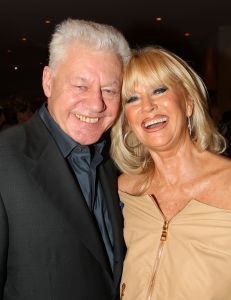 04-03-2009 SHOWBIZZ; PAUL SCHULTEN BRENGT DE ZOMER NAAR U TOE. Paul Schulten bracht alvast een stukje zomer naar het Amsterdamse Okura hotel toe. De modeontwerper bracht als eerste zijn voorjaarsmode op de catwalk. Paul vertelde op de catwalk heel relaxt over zijn inspiratie die hij op deed in mediterrane gebieden als Zuid Frankrijk-Spanje-Italie en steden als Parijs en Milaan. Zijn nieuwe creaties zijn fleurig en doen verlangen naar een mooie zomer. Elegante mantel en broekpakken en stijlvolle avondjurken gedecoreerd met prachtige sieraden van Otuzu. Paul zette voor bekend Nederland alvast de zomersfeer neer  en omringd door zijn mannequins toonde Paul zich een creatief mode ontwerper. Vele bekenden waren naar het Okura gekomen oa. Bram en Marjon Bakker-Patricia Paay-Hank Heijn-Ans Markus en natuurlijk ontbrak Maik de Boer niet.
foto: Albert den Iseger.