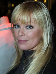 04-03-2009 SHOWBIZZ; JOS VAN RAAK GEEFT DE VOORJAARSMODE 2009 MODE EEN KLEURTJE. Meer dan 600 bezoekers zagen een fleurige en kleurige modeshow rechtstreeks uit de winkels van Jos van Raak uit Amsterdam. Bekenden kopjes sierden de roze catwalk namelijk Tooske Ragas- Georgina Verbaan - Lieke van Lexmond en Irene van der Laar waren deze avond de mannequins van Jos van Raak en brachten de mode op een sierlijke wijze aan de grote schare fans van Jos van Raak zijn mode.
foto: Albert den Iseger