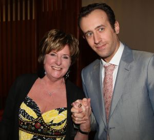 04-03-2009 SHOWBIZZ; PAUL SCHULTEN BRENGT DE ZOMER NAAR U TOE. Paul Schulten bracht alvast een stukje zomer naar het Amsterdamse Okura hotel toe. De modeontwerper bracht als eerste zijn voorjaarsmode op de catwalk. Paul vertelde op de catwalk heel relaxt over zijn inspiratie die hij op deed in mediterrane gebieden als Zuid Frankrijk-Spanje-Italie en steden als Parijs en Milaan. Zijn nieuwe creaties zijn fleurig en doen verlangen naar een mooie zomer. Elegante mantel en broekpakken en stijlvolle avondjurken gedecoreerd met prachtige sieraden van Otuzu. Paul zette voor bekend Nederland alvast de zomersfeer neer  en omringd door zijn mannequins toonde Paul zich een creatief mode ontwerper. Vele bekenden waren naar het Okura gekomen oa. Bram en Marjon Bakker-Patricia Paay-Hank Heijn-Ans Markus en natuurlijk ontbrak Maik de Boer niet.
foto: Albert den Iseger.