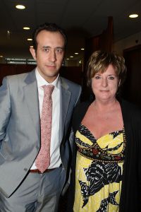 04-03-2009 SHOWBIZZ; PAUL SCHULTEN BRENGT DE ZOMER NAAR U TOE. Paul Schulten bracht alvast een stukje zomer naar het Amsterdamse Okura hotel toe. De modeontwerper bracht als eerste zijn voorjaarsmode op de catwalk. Paul vertelde op de catwalk heel relaxt over zijn inspiratie die hij op deed in mediterrane gebieden als Zuid Frankrijk-Spanje-Italie en steden als Parijs en Milaan. Zijn nieuwe creaties zijn fleurig en doen verlangen naar een mooie zomer. Elegante mantel en broekpakken en stijlvolle avondjurken gedecoreerd met prachtige sieraden van Otuzu. Paul zette voor bekend Nederland alvast de zomersfeer neer  en omringd door zijn mannequins toonde Paul zich een creatief mode ontwerper. Vele bekenden waren naar het Okura gekomen oa. Bram en Marjon Bakker-Patricia Paay-Hank Heijn-Ans Markus en natuurlijk ontbrak Maik de Boer niet.
foto: Albert den Iseger.