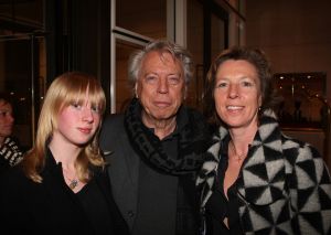 10-03-2009 SHOWBIZZ; MART VISSER LAAT IEDEREEN WEGDROMEN MET ZWOELE ZOMERMODE. Het Amsterdamse Hilton Hotel was weer top de Brood Top gevuld. Iedereen wuifde de zorgen even weg en waande zich in een tropische paradijs met wapperde zomermode. Tal van prominenten waren van de partij oa. Jan en Monique des Bouvrie- Cor en Hansje Boonstra- Hans en Irene Schreuder-Ingrid Staal-Judith Wiersma en natuurlijk Leatitia Griffith. 
foto: Albert den Iseger.