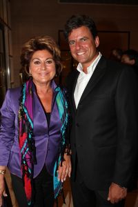 10-03-2009 SHOWBIZZ; MART VISSER LAAT IEDEREEN WEGDROMEN MET ZWOELE ZOMERMODE. Het Amsterdamse Hilton Hotel was weer top de Brood Top gevuld. Iedereen wuifde de zorgen even weg en waande zich in een tropische paradijs met wapperde zomermode. Tal van prominenten waren van de partij oa. Jan en Monique des Bouvrie- Cor en Hansje Boonstra- Hans en Irene Schreuder-Ingrid Staal-Judith Wiersma en natuurlijk Leatitia Griffith. 
foto: Albert den Iseger.