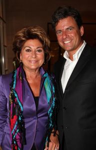10-03-2009 SHOWBIZZ; MART VISSER LAAT IEDEREEN WEGDROMEN MET ZWOELE ZOMERMODE. Het Amsterdamse Hilton Hotel was weer top de Brood Top gevuld. Iedereen wuifde de zorgen even weg en waande zich in een tropische paradijs met wapperde zomermode. Tal van prominenten waren van de partij oa. Jan en Monique des Bouvrie- Cor en Hansje Boonstra- Hans en Irene Schreuder-Ingrid Staal-Judith Wiersma en natuurlijk Leatitia Griffith. 
foto: Albert den Iseger.